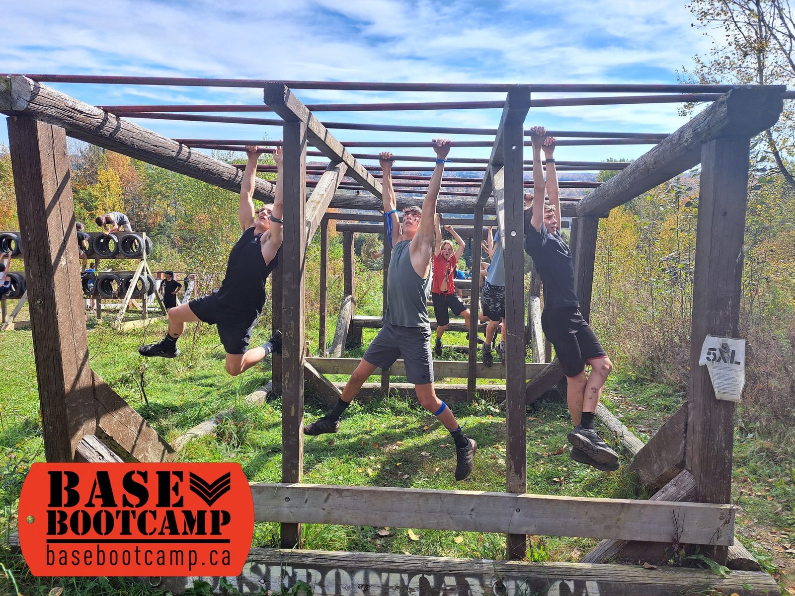 Groupe d'enfants sur un obstacle